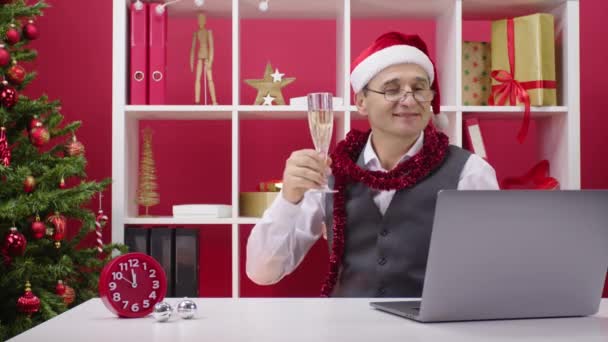 산타 모자를 쓴 40 대 직원들이 온라인 크리스마스 파티에 참여하고 있습니다. — 비디오