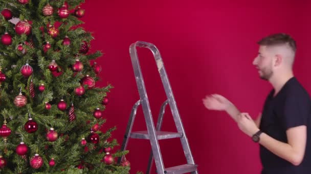 Young gay decorating xmas tree with help of boyfriend, Christmas holiday vanity — Stock Video