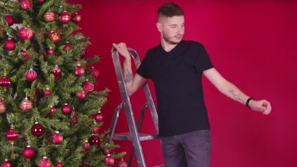 Приваблива чоловіча гомосексуальна пара, що прикрашає ялинку разом, з Різдвом — стокове відео