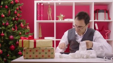 Noel finansal kriz konsepti. Yeni hediyeler geldiğinde insan masrafları sayar.