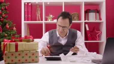 40 'lı yılların şirket çalışanı Noel harcamalarını sayıyor, cellat döngüsü çerçeveye düşüyor