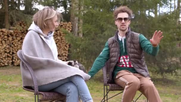 Pareja de amantes pasar tiempo al aire libre con el perro en el tiempo ventoso. chica en manta — Vídeos de Stock