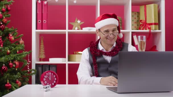 Firmenmitarbeiter nimmt ferngesteuert an Online-Champagner-Weihnachtsfeier teil — Stockvideo