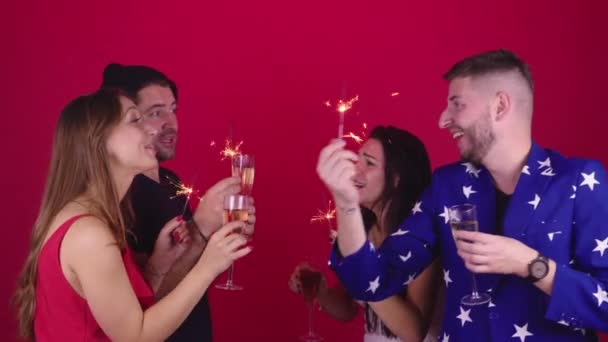 Dois casais LGBT de gays e lésbicas trocam cumprimentos de Natal e Ano Novo — Vídeo de Stock