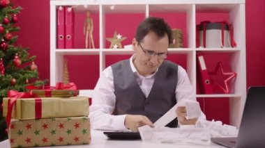 Noel intiharları ironik bir kavram. Adam umutsuzca cellatların süs ilmiğine bakıyor.