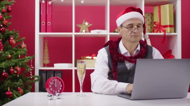 Konzernmitarbeiter arbeitet Sekunden vor Neujahr im Büro hart an Geschäftsbericht — Stockvideo