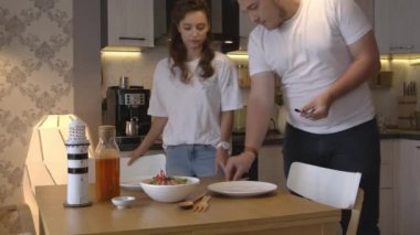 Mutlu, güzel çift ev yapımı vejetaryen yemek masası servis ediyor.