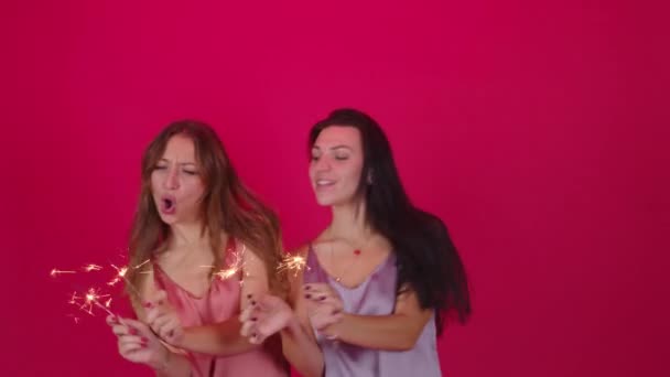 Coppia lesbica di due belle ragazze ballano con Burning scintille divertirsi — Video Stock