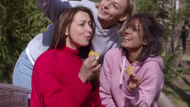 Three friends girls taking selfie at picnic having fun together eat grilled corn — Stock Video