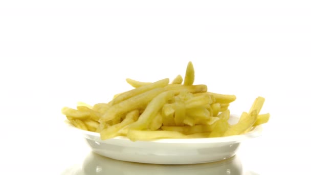 Frites sur plaque plastique jetable tournant sur fond blanc, restauration rapide — Video