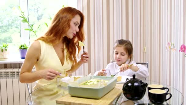 Mamá y su hija degustan delicioso quiche recién cocinado con espinacas y camarones — Vídeos de Stock