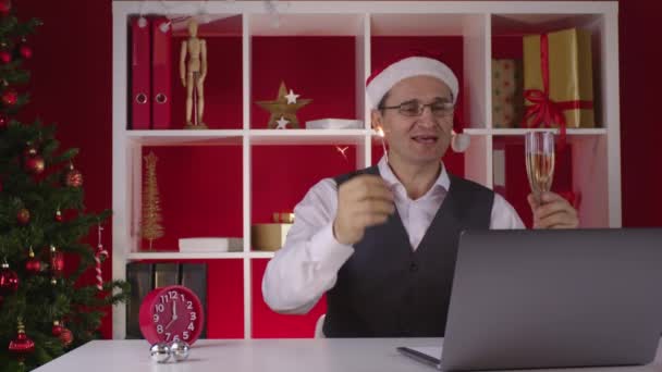 Szczęśliwy 40-tych pracowników korporacyjnych w Santa kapelusz uczestniczy w Online Christmas party — Wideo stockowe