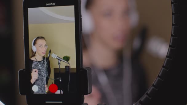 Молодая женщина блоггер потоковое от студии записи онлайн развлекательный подкаст — стоковое видео