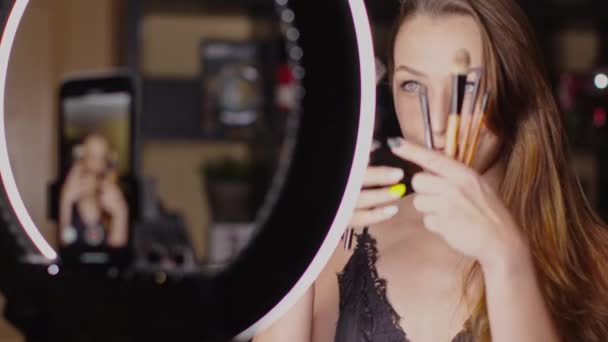 Sexy vlogger profesionální visagiste mluvit o make-up štětce na živém proudu — Stock video