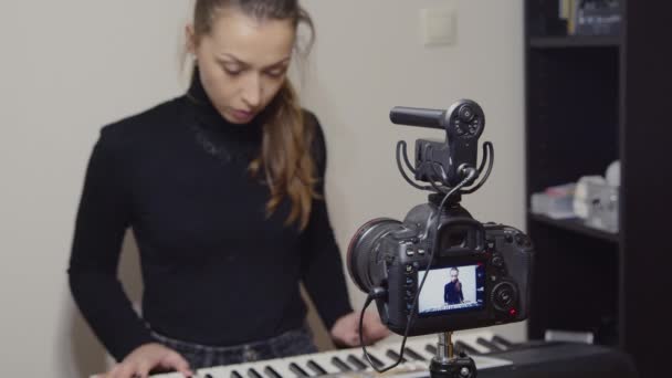 Hezká žena hrající na syntezátoru, koncept live streamování, lekce klavíru — Stock video