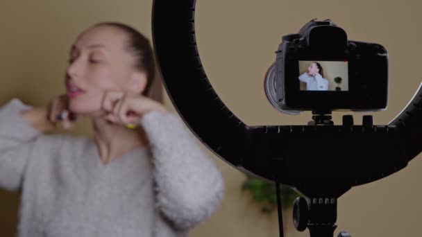 Bela blogueira fazendo exercícios de condicionamento facial para contorno facial, treinamento — Vídeo de Stock