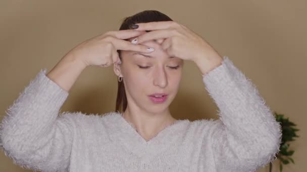 Vlogger femenina positiva haciendo ejercicios de lifting facial en la frente, blogueando — Vídeos de Stock