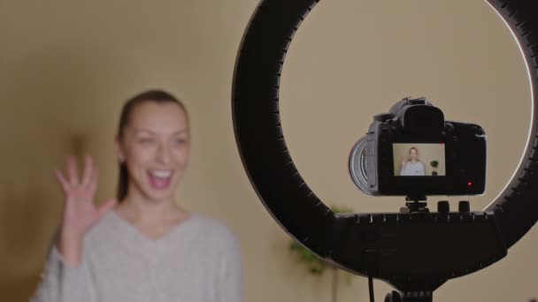 Yüz hatları için yüz fitness egzersizleri yapan güzel bir vlogger, canlı yayın — Stok video