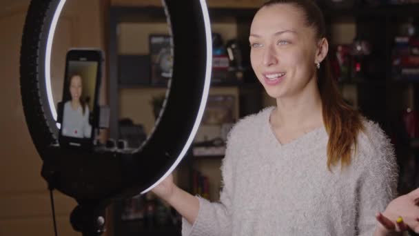 Jolie blogueuse avec des expressions faciales actives en streaming sur smartphone — Video