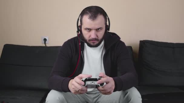 Concentrado hombre guapo gamer jugar online estrategia videojuego, pierde — Vídeo de stock