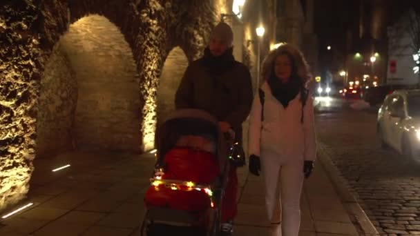 Junge süße Familie mit kleinem Baby auf Reisen, Reise-Bloggerin — Stockvideo
