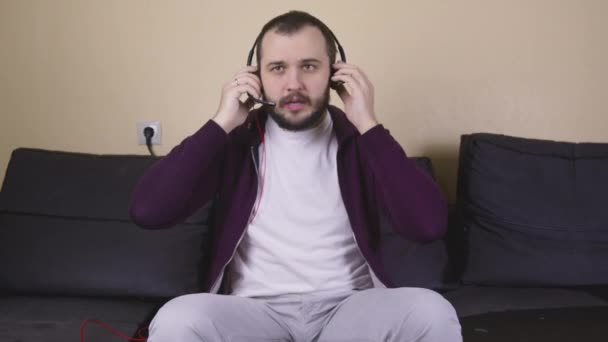 Jeune beau gamer masculin avec casque jouer jeu vidéo en ligne, tournoi — Video