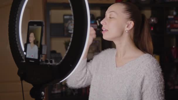 Attraktiv vlogger streaming skönhet klass av ansikte fitness och lyft hacks — Stockvideo