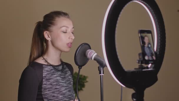 Bela intérprete vocal cantando música no microfone, gravando tutorial música — Vídeo de Stock
