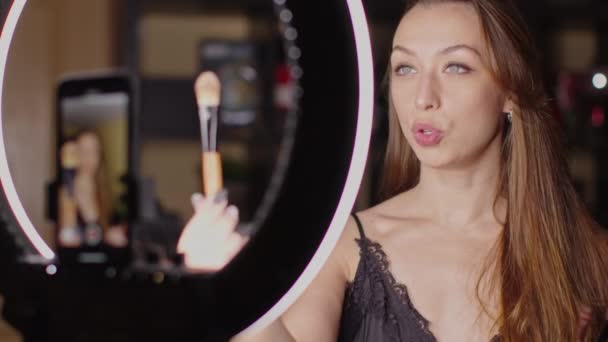 Piękna kobieta nagrywania makijaż samouczek udostępniania online piękno wideo klasy — Wideo stockowe