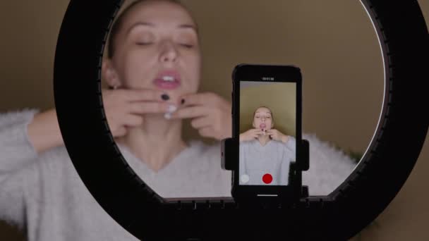 Bastante blogger practicando yoga facial, mostrando líneas de masaje de piel, streaming — Vídeos de Stock