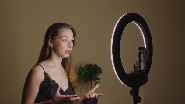 Pozytywne piękno vlogger nagrywania online wideo klasy, mówić o pielęgnacji włosów — Wideo stockowe