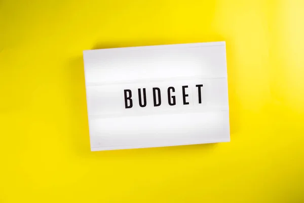 Işık kutusu için bütçe sözcüğü, sarı arka planda klasik reklam panosu — Stok fotoğraf