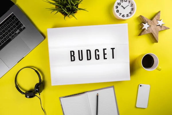 Testo della parola di bilancio su lightbox sul desktop moderno ufficio giallo — Foto Stock