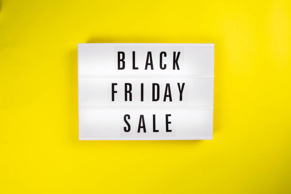Сообщение Черной пятницы Продажа на Lightbox на желтом фоне