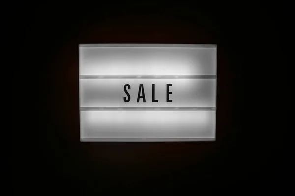 Palavra de venda em Iluminated lightbox no escuro — Fotografia de Stock