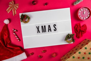 Noel süslemeli arka planda ışık kutusu üzerine Xmas kelimesi
