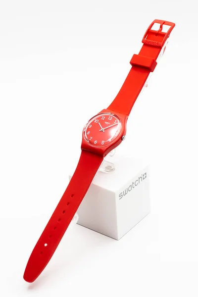 Рим, Италия 07.10.2020 - Swatch fashion swiss made quartz watch on brand stand — стоковое фото