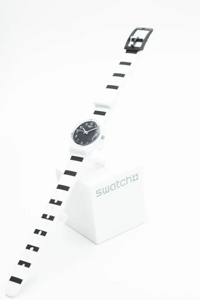 Нью-Йорк, Нью-Йорк, США 07.10.2020 - Swatch Black stripes design swiss quartz watch — стоковое фото