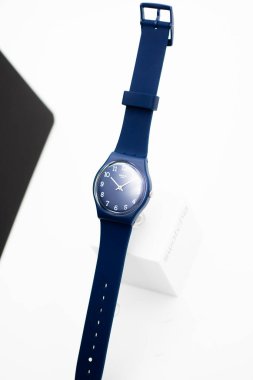 Roma, İtalya 07.10.2020 Swatch moda İsviçre Kuvars mavi kasa izleme yaptı