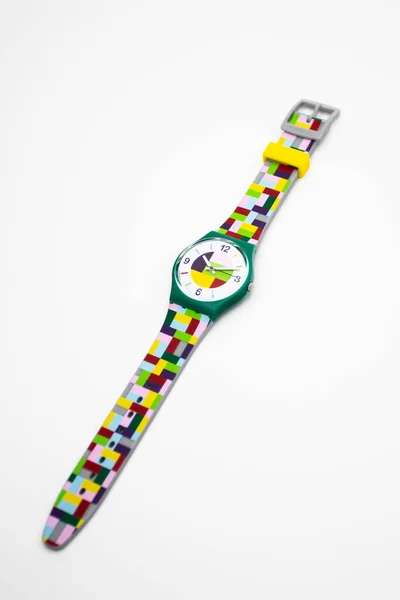 Лондон, GB 07.10.2020 - Swatch quartz watch suprematism geometric design — стоковое фото