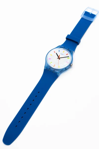 Rzym, Włochy 07.10.2020 - Swatch blue childrens modny szwajcarski zegarek kwarcowy — Zdjęcie stockowe
