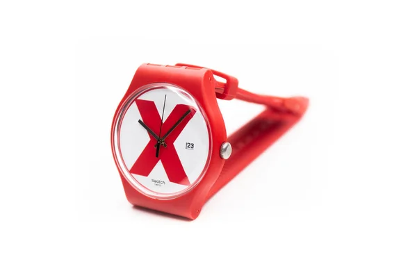 Roma, Italia 07.10.2020 - Swatch rojo X diseño moderno reloj de cuarzo suizo —  Fotos de Stock