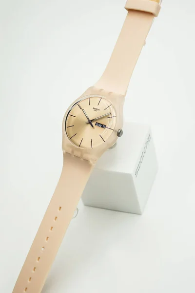 Geneve, Schweiz 07.10.2020 - Swatch beige Armbanduhr, Schweizer Logo auf Zifferblatt — Stockfoto