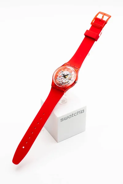 París, Francia 07.10.2020 - Swatch reloj de cuarzo de color rojo suizo en el stand —  Fotos de Stock