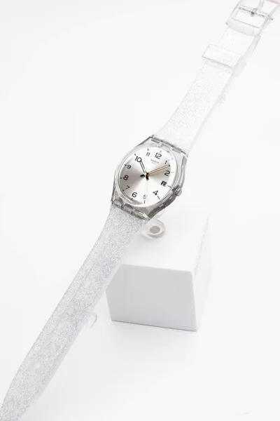Roma, Italia 07.10.2020 - Reloj de cuarzo de moda Swatch con correa de perlas —  Fotos de Stock