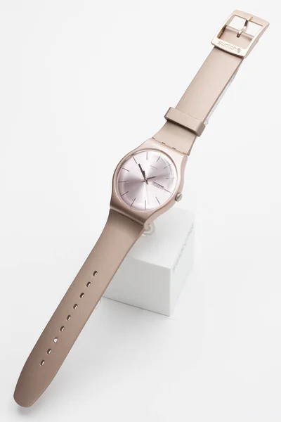 Rzym, Włochy 07.10.2020 - Swatch fashion swiss made quartz beżowy etui zegarek — Zdjęcie stockowe