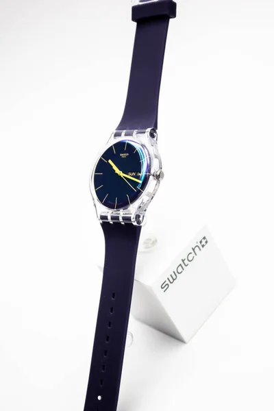 Paris, Frankreich 07.10.2020 - Swatch Schweizer Quarzuhr isoliert auf weiss — Stockfoto