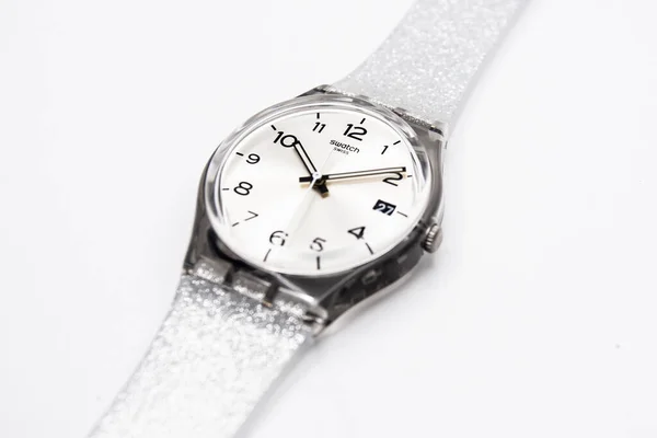 Рим, Италия 07.10.2020 - Swatch fashion quartz watch with pearlescent strap — стоковое фото