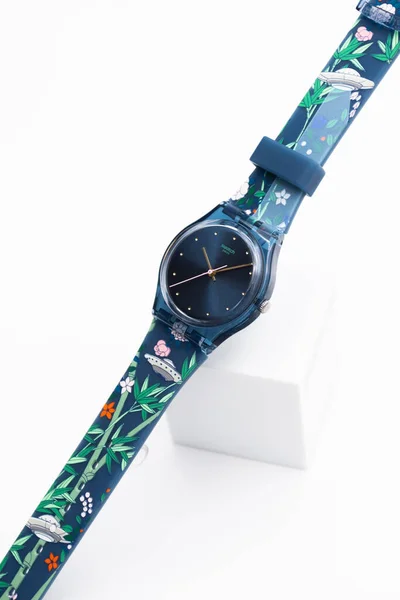 Nowy Jork, NY, USA 07.10.2020 - Swatch trendy ufo kosmitą design szwajcarski zegarek — Zdjęcie stockowe