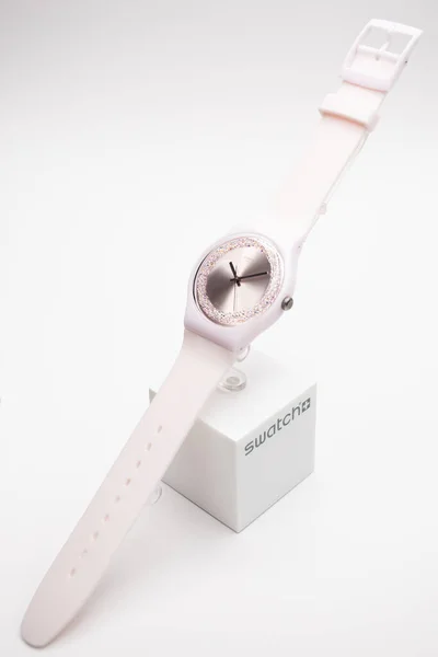 Geneve, Zwitserland 07.10.2020 - Swatch Zwitsers trendy quartz horloge op standaard — Stockfoto